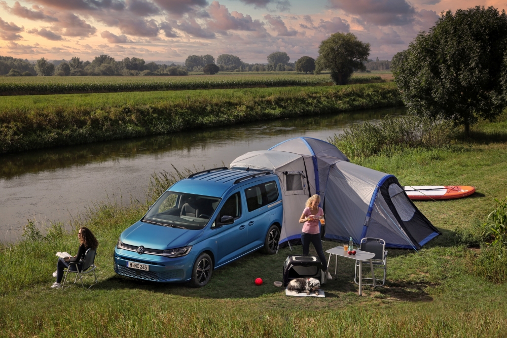 Nowy Caddy idealny na długie podróże - z wysuwaną mini kuchenką, panoramicznym szklanym dachem i jeszcze większą ilością przestrzeni [ZDJĘCIA]