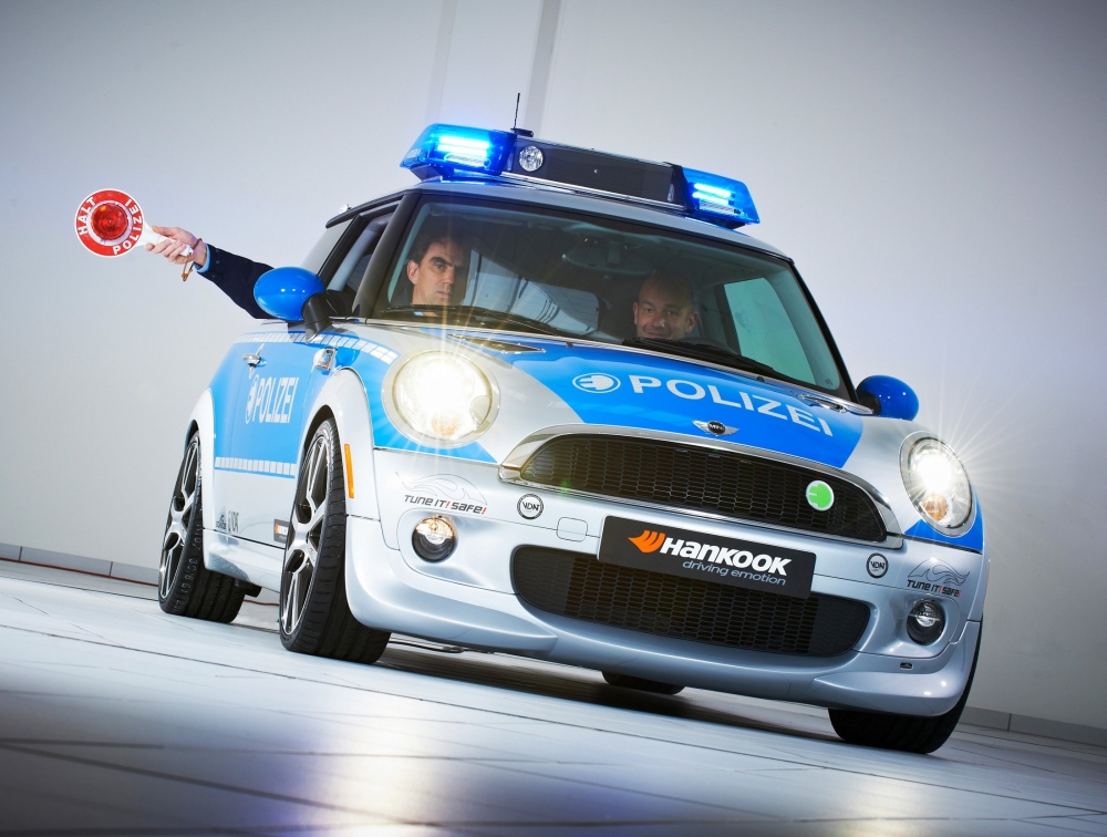 MINI E w policyjnych barwach