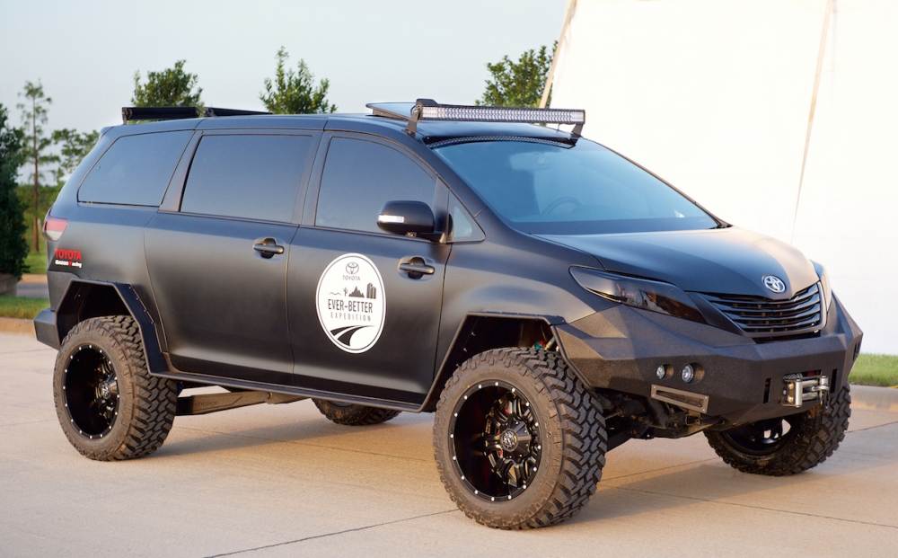 Czarny potwór Toyoty na targach SEMA w Las Vegas