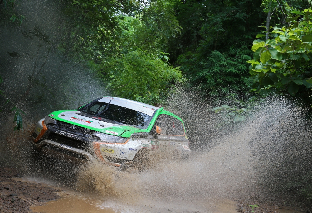 Outlander PHEV ukończył rajd Asia Cross Country Rally