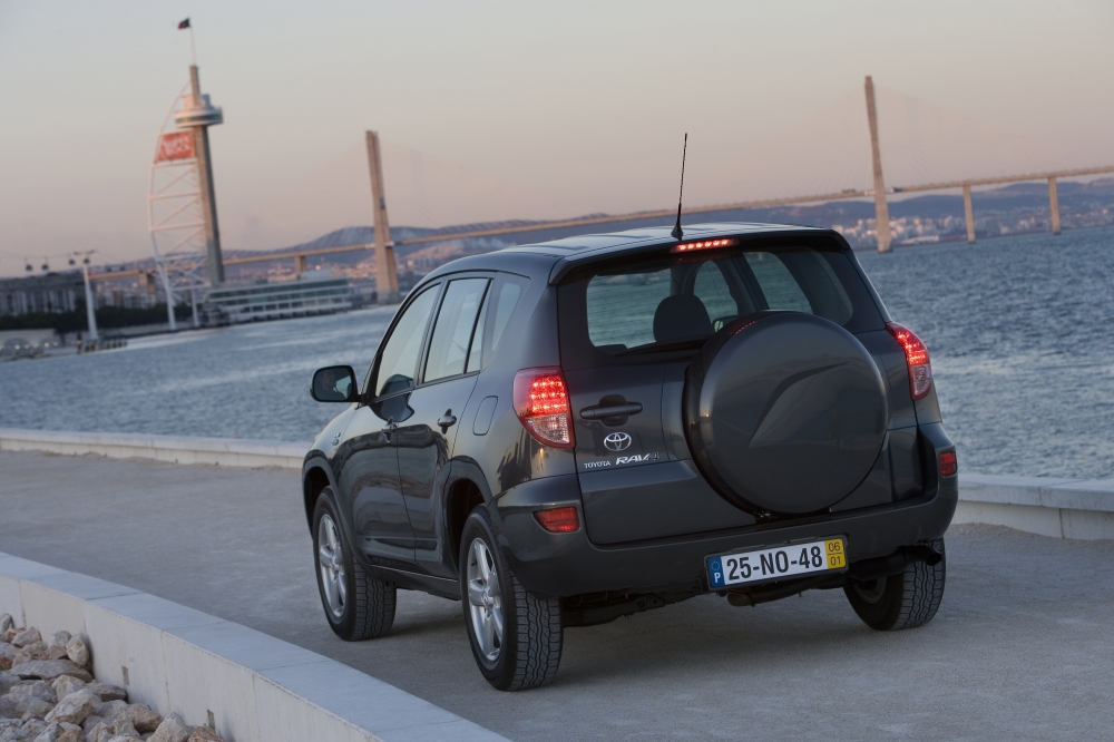 Tesla zbuduje elektryczną Toyotę RAV4? 