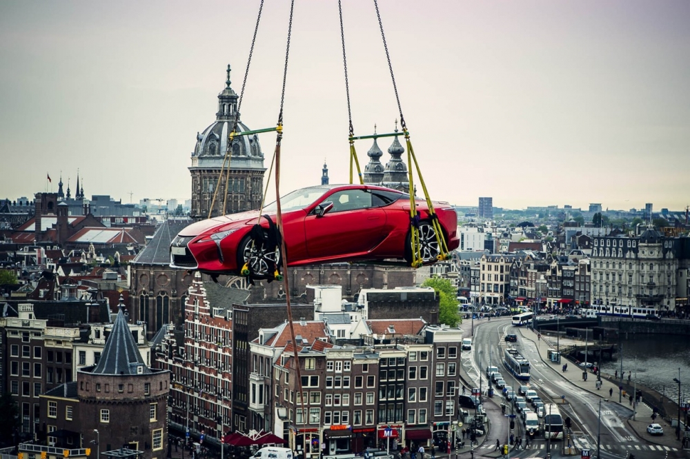 Lexus LC nad dachami Amsterdamu