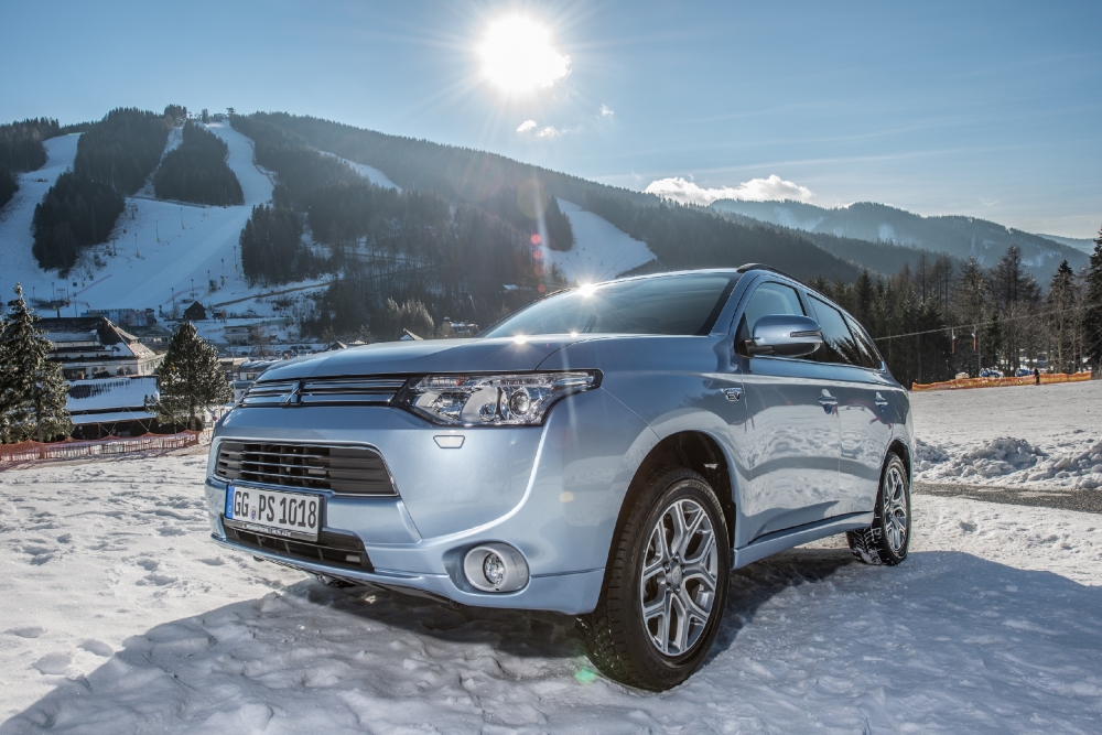 Nowy Outlander PHEV - debiut w japońskich salonach