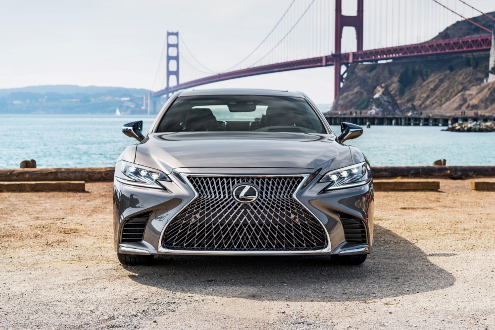 Limuzyna dla prezesa - sposób na luksus wg Lexus LS