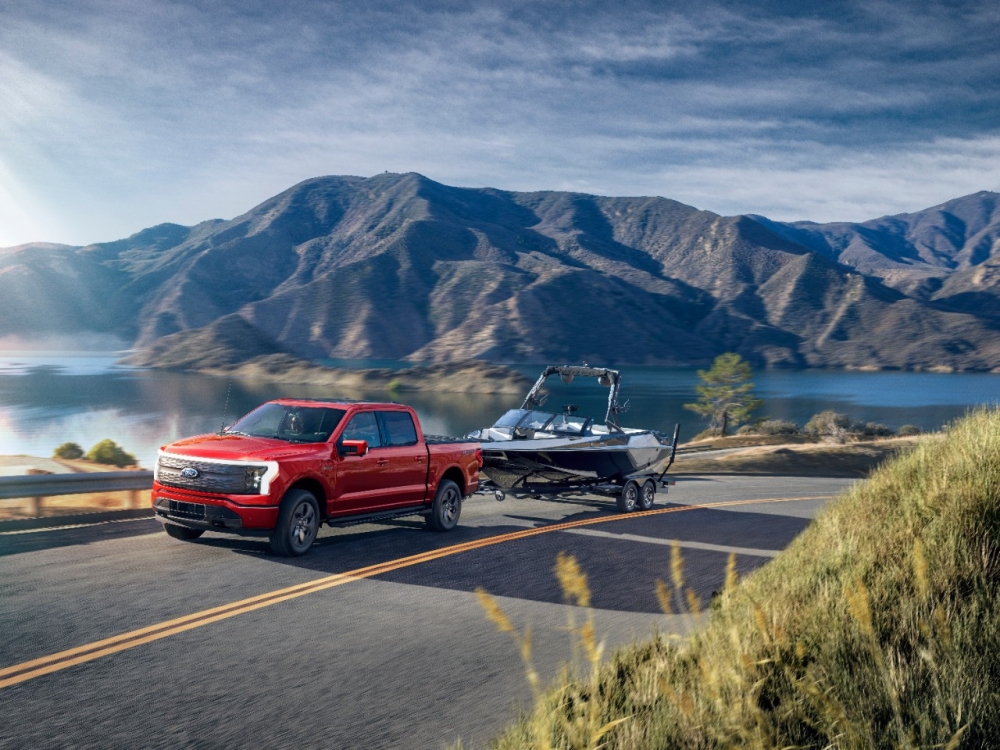 Konkurenci mają się czego obawiać. Ford F-150 Lightning z większą mocą niż pierwotnie planowano oraz inteligentnymi technologiami wspierającymi holowanie 