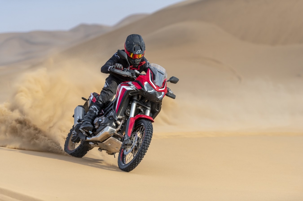 Kultowe modele Hondy Africa Twin i Africa Twin Adventure Sport zyskują nowy, efektowny wygląd i modernizację na rok 2022