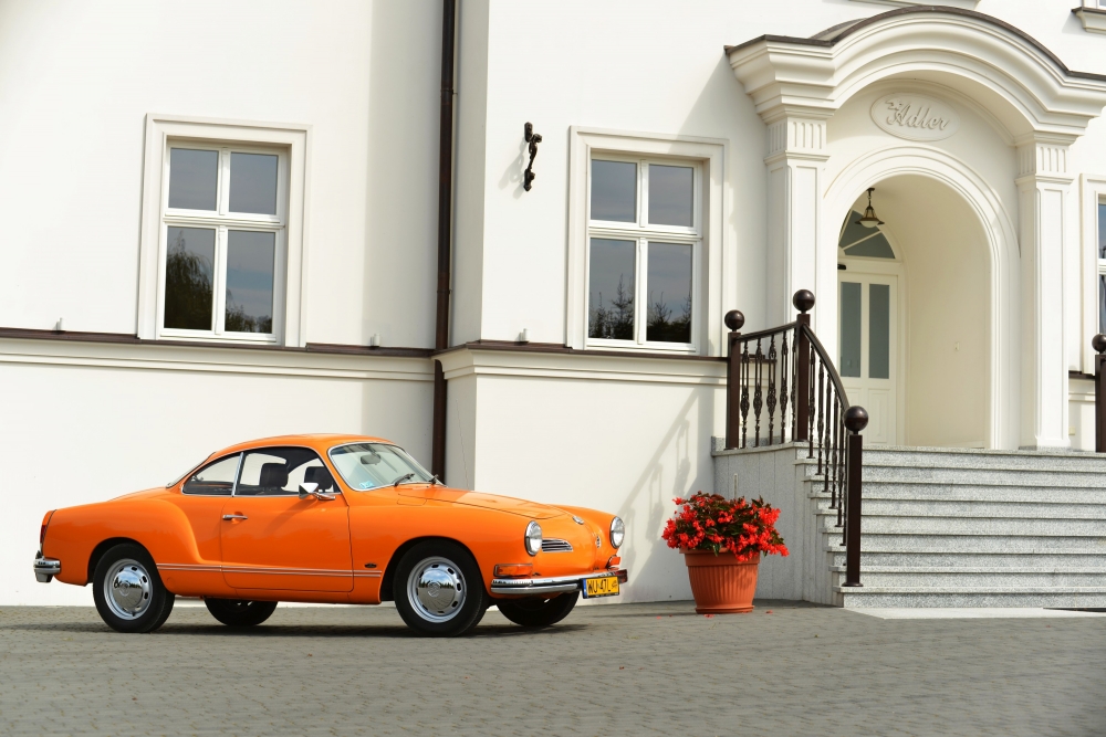 Volkswagen Karmann Ghia z 1972 roku na Classic Moto Show w Krakowie