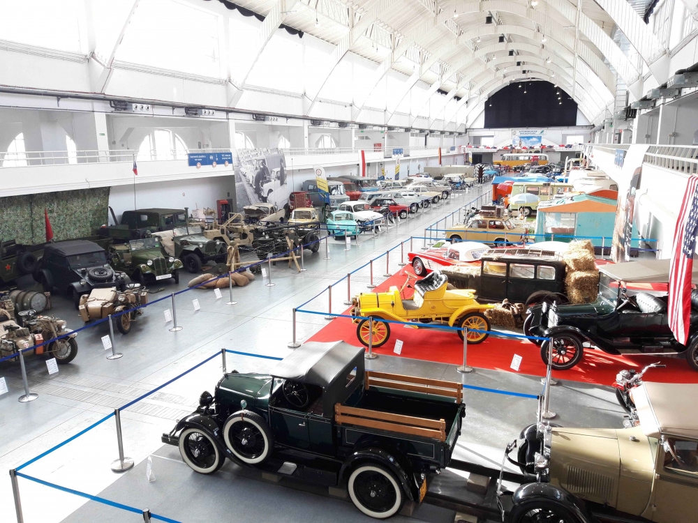 Zabytkowe pojazdy w Muzeum Motoryzacji przy MTP
