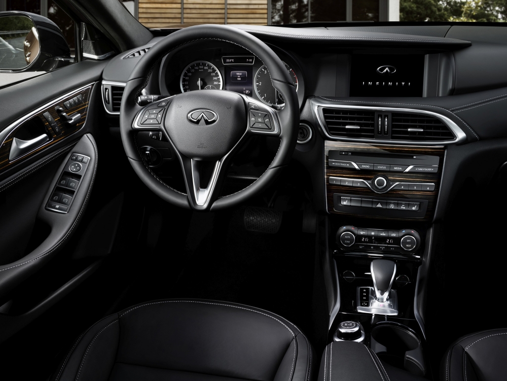 Infiniti Q30 - pierwsze zdjęcia wnętrza