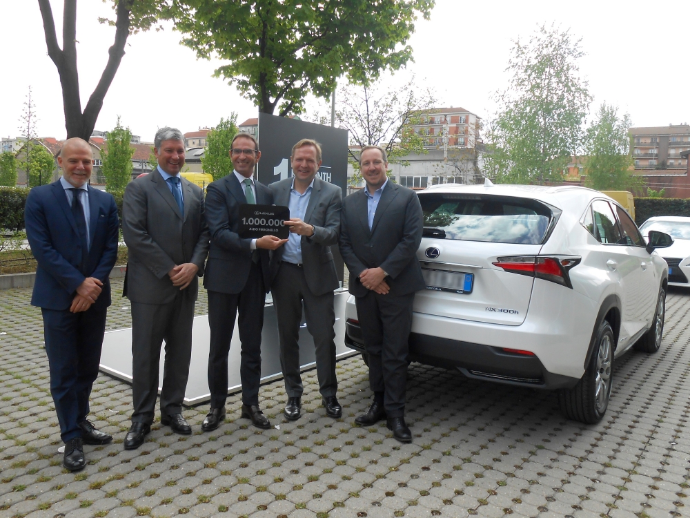 Lexus sprzedał milionową hybrydę
