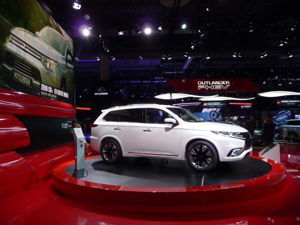 Mitsubishi Outlander PHEV Concept-S w Paryżu