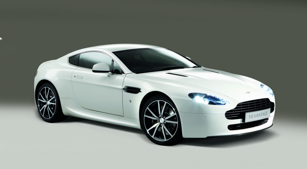 Aston Martin V8 Vantage N420 - z toru na ulice