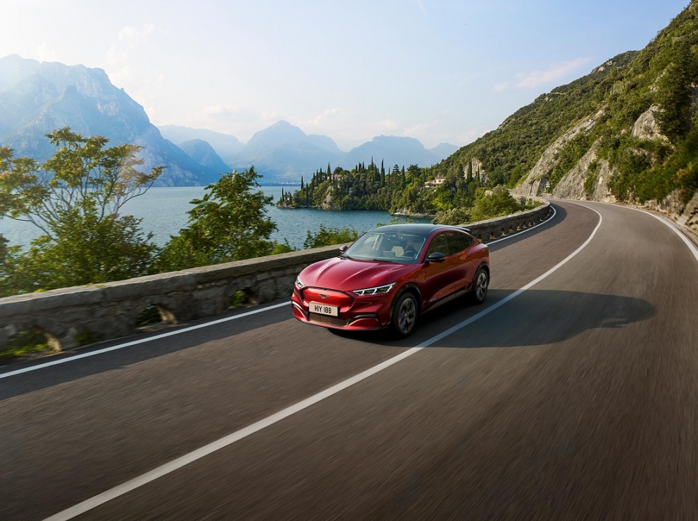 W pełni elektryczny Ford Mustang Mach-E osiąga doskonałą 5-gwiazdkową ocenę zarówno pod względem ochrony pasażerów, jak i środowiska