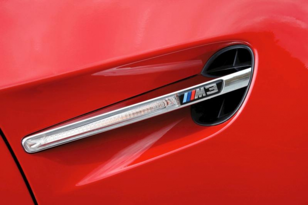 BMW M3 i piękna brunetka