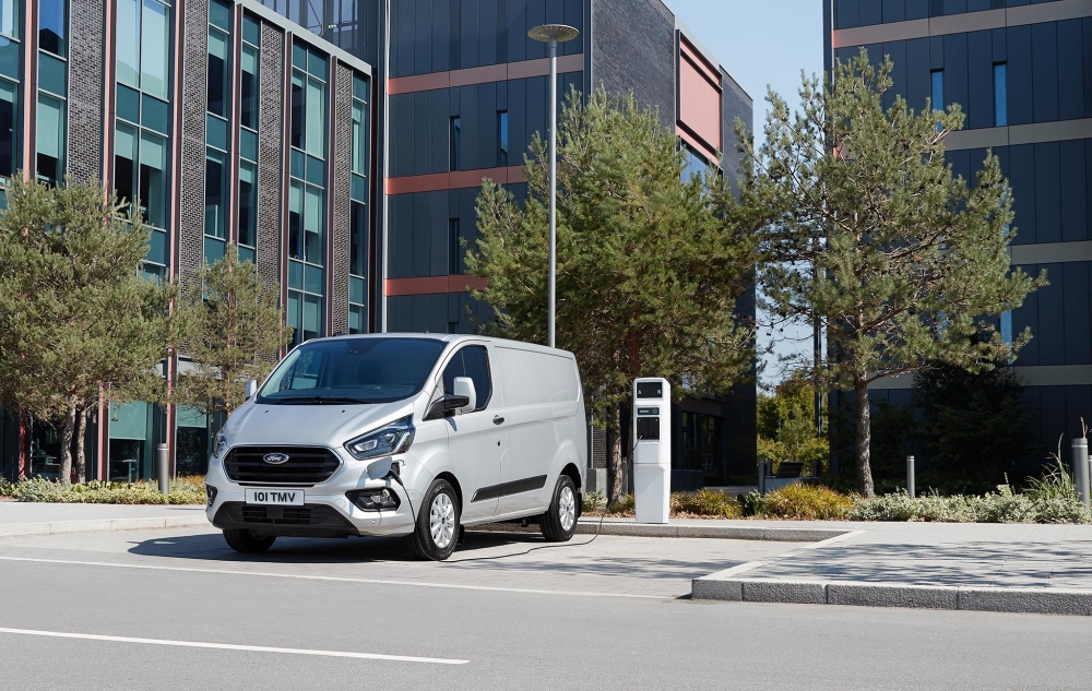 Nowe hybrydy plug-in – Ford Transit i Tourneo umożliwiają bezemisyjną jazdę bez obaw o zasięg
