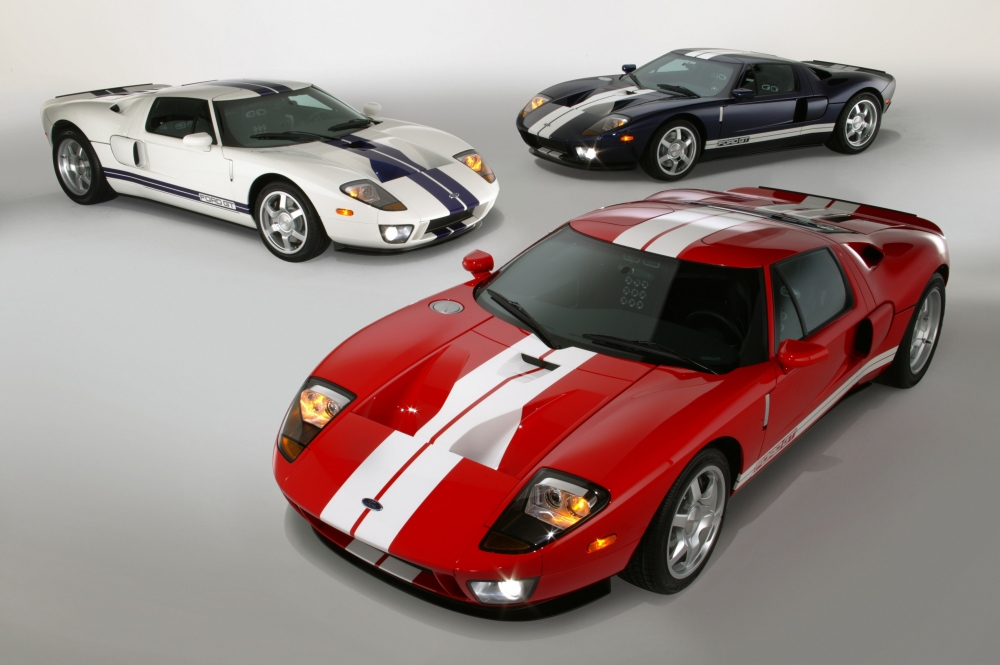 10 nowiutkich Fordów GT40 w garażu w Tennessee