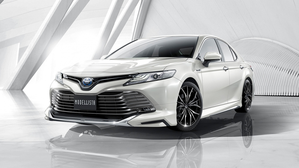 Toyota Camry 2018 z pakietami tuningowymi TRD i Modellista