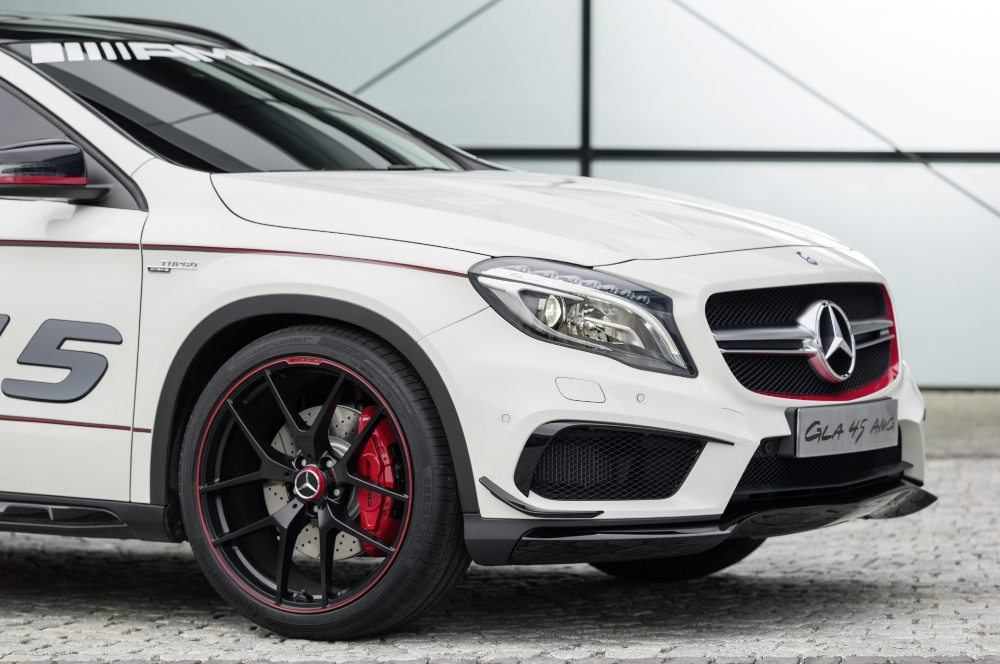 Mercedes-Benz GLA 45 AMG na salonie w LA