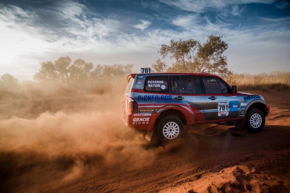 Australijski dziadek rozdaje karty w Pajero