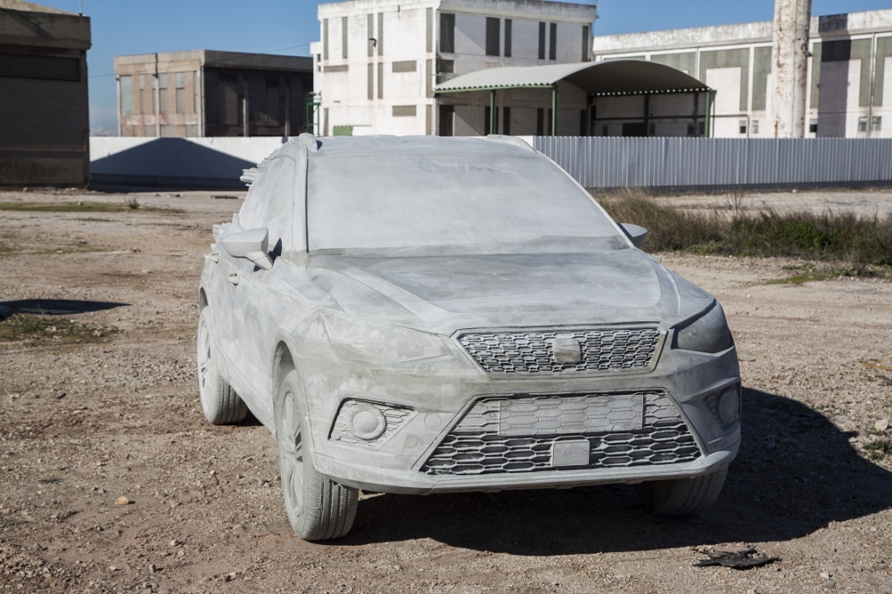 SEAT Arona wyrzeźbiony z 15 000 kilogramów cementu