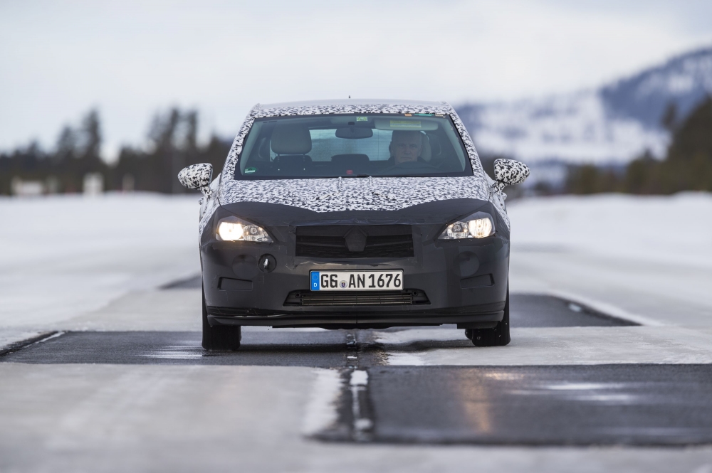 Nowa Astra: pierwsze oficjalne zdjęcia... z kamuflażem