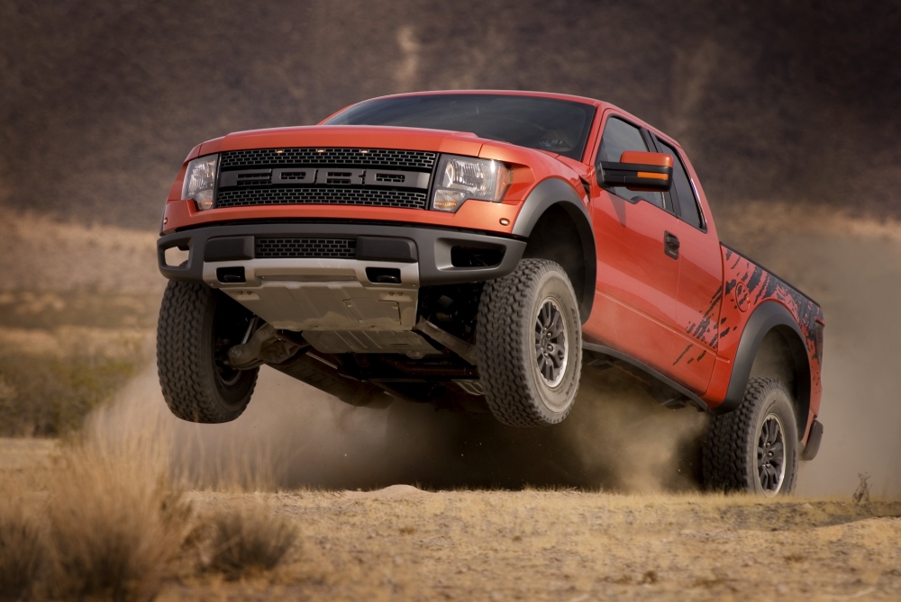 Pustynny drapieżnik pręży muskuły: Ford prezentuje najbardziej terenowy i najlepiej wyposażony w systemy łączności model F-150 Raptor w historii.