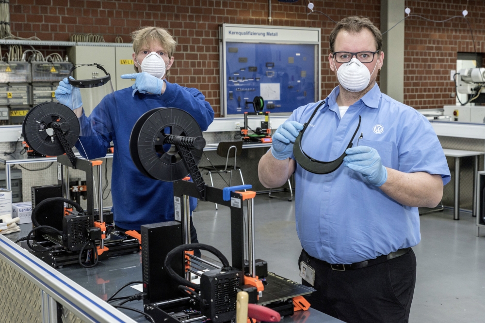 Volkswagen produkuje osłony chroniące twarz techniką druku 3D