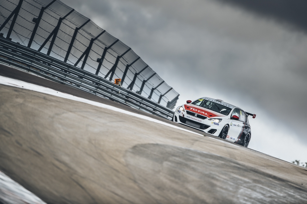 Peugetot 308 Racing Cup w deszczu i słońcu