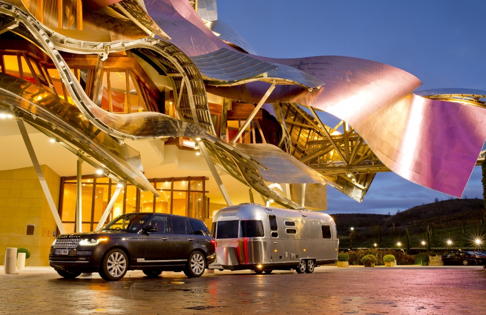 Range Rover i Airstream w Maroko