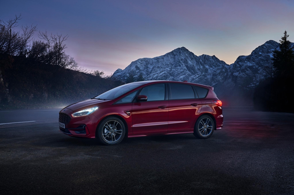 Nowy S-MAX Hybrid pomaga aktywnym rodzinom podjąć decyzję o wyborze zelektryfikowanego pojazdu