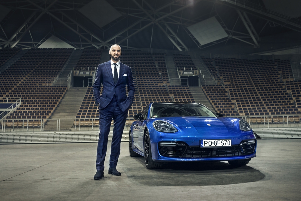 Marcin Gortat za kierownicą hybrydowego Porsche Panamera Sport Turismo