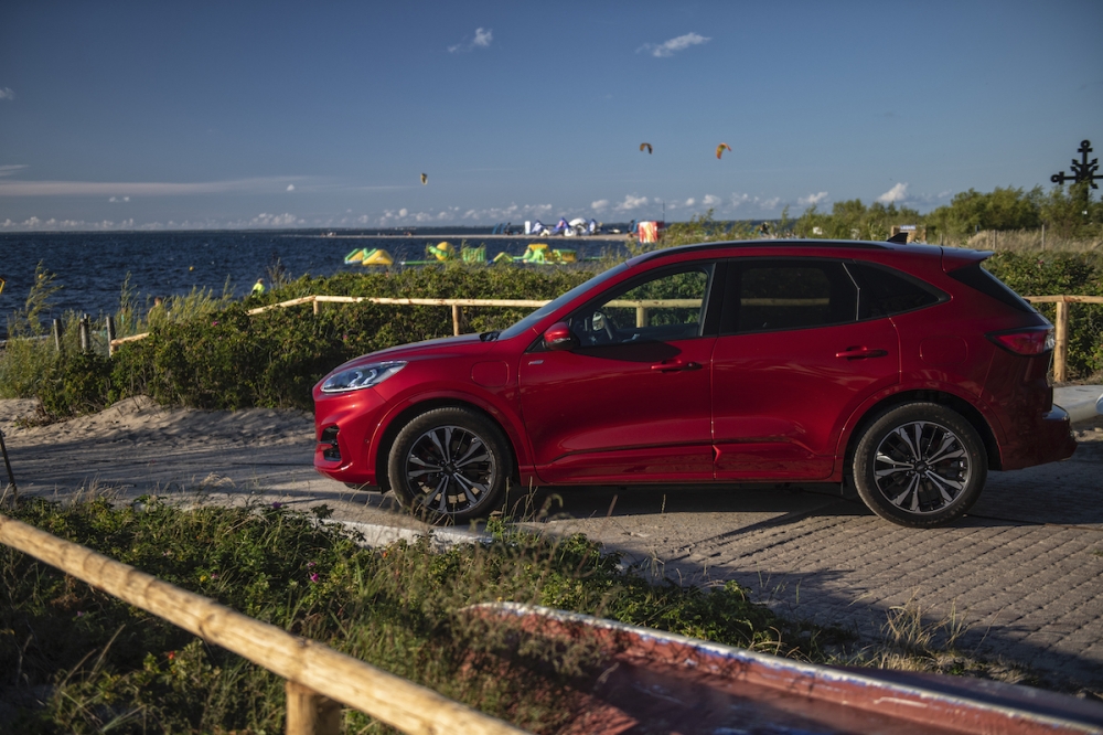 Ford Kuga PHEV - komfort i bezpieczeństwo w trasie