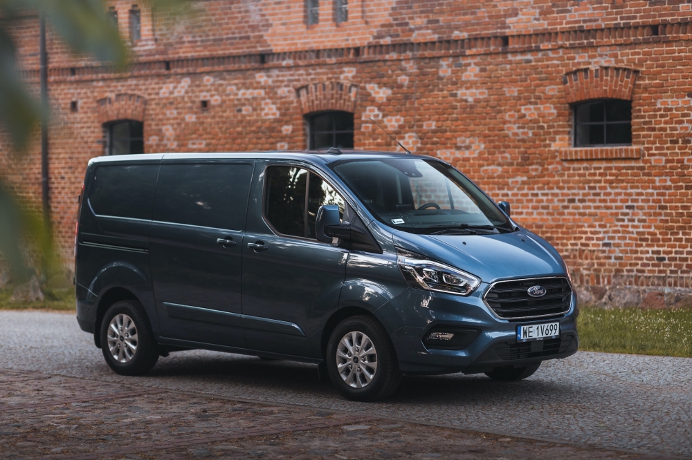 Ford Transit Custom i Tourneo Custom z innowacyjnym napędem hybrydowym