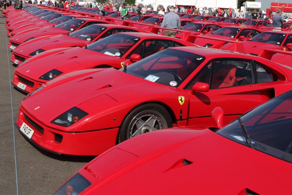 60 egzemplarzy Ferrari F40 na torze Silverstone