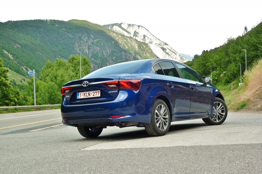 Nagrody What Car? dla Toyoty Mirai i Avensisa