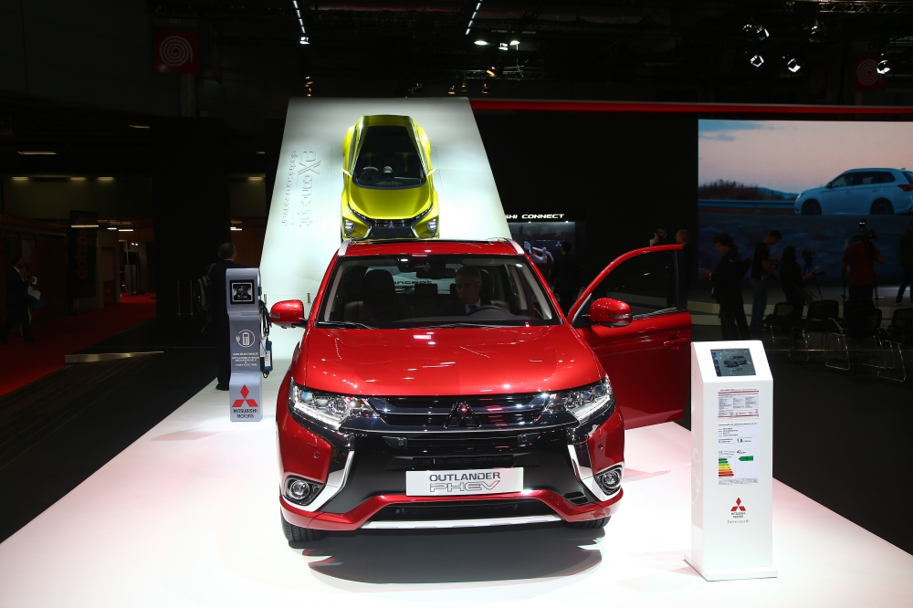 Gwiazdy paryskiego stoiska Mitsubishi - relacje filmowe