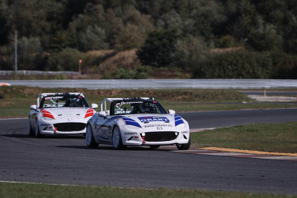 Tytuł dla Ratajczaka, efektowny pościg z końca stawki i pierwszy incydent wyścigowy na zakończenie sezonu MX-5 Cup Poland!