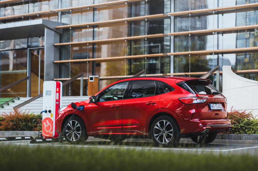 Ford Kuga Plug-In pomaga w oszczędzaniu