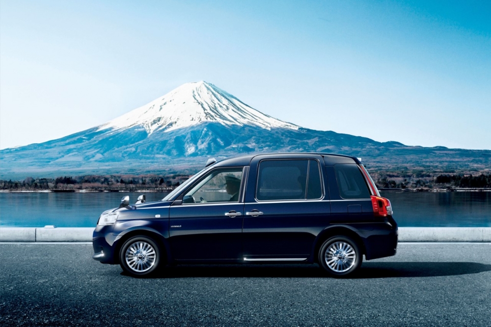 Rynkowy debiut Toyoty JPN Taxi z napędem hybrydowym LPG