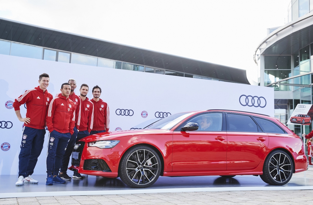Robert Lewandowski i inni piłkarze Bayernu odebrali nowe modele Audi